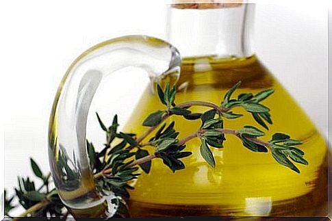 Essential oils to combat onychomycosis such as thyme