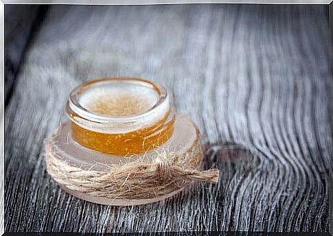 The combination of olive oil and honey takes care of the skin