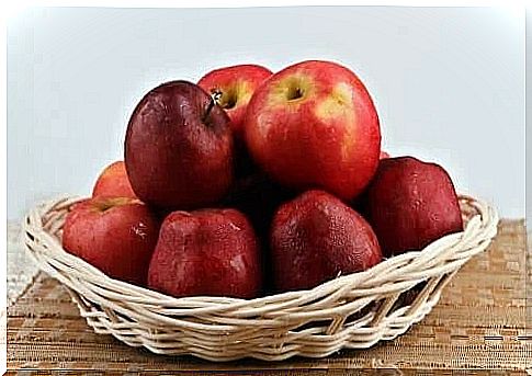 Basket with apples