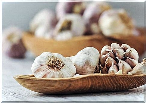 Garlic is included in the list of foods that regulate blood pressure