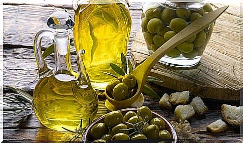 Foods that regulate blood pressure such as olive oil