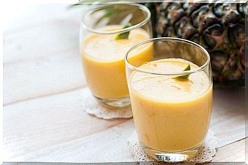 Detox diet with a pineapple smoothie