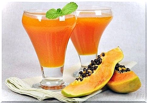 Natural juice that offers the main benefits of papaya fruit