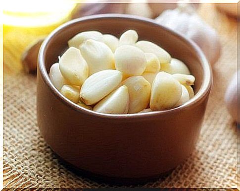 Garlic on the list of natural remedies for sore throats