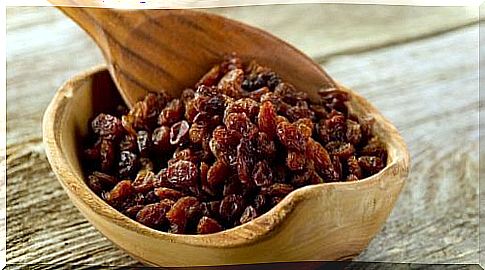 Reasons to eat raisins such as treating constipation