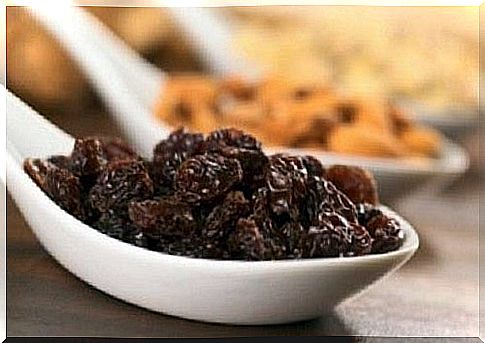 Reasons to eat raisins for breakfast 