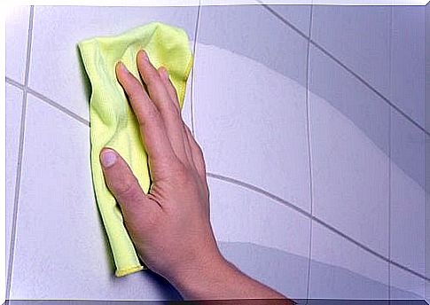 Bathroom tiles must be cleaned and disinfected daily