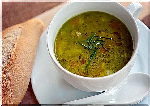 Bowl with soup for a healthy dinner that helps you lose weight