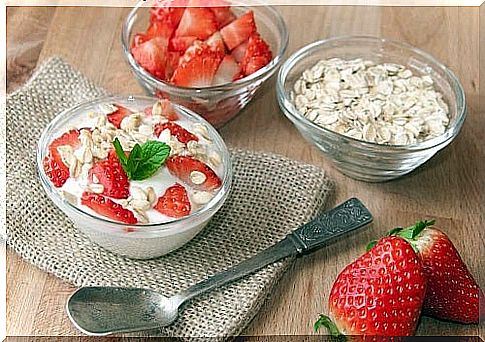 Breakfast with oats and strawberries