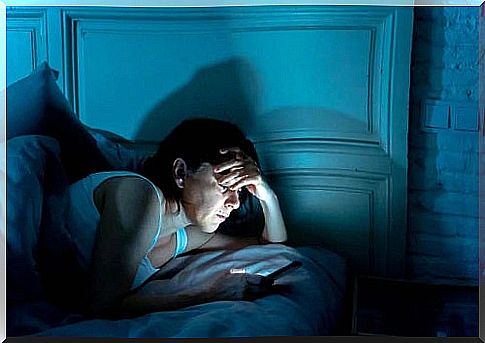 Woman buttoning the phone at night