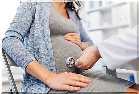 Doctor explaining the caffeine intake of a pregnant woman