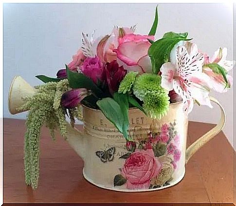 Table decorations with natural flowers