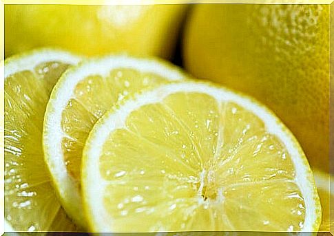 Get rid of blackheads with egg and lemon