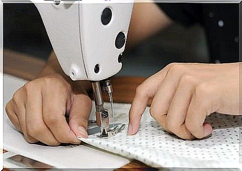 Person who sews on the machine