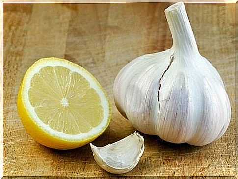 How to get rid of weeds with garlic and lemon