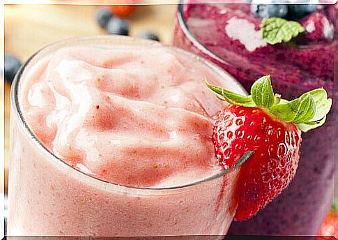 Maintain the beauty of the skin with a strawberry smoothie