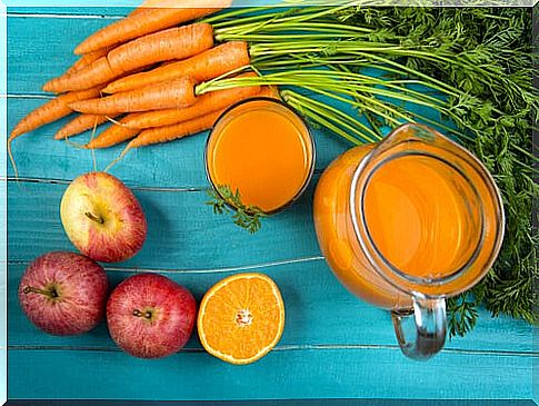 Maintain the beauty of the skin with a smoothie of carrots and apples