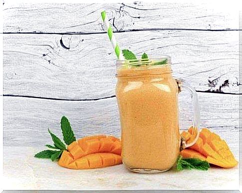 Smoothie with mango for constipation