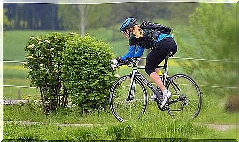 Sportswoman consuming foods rich in potassium