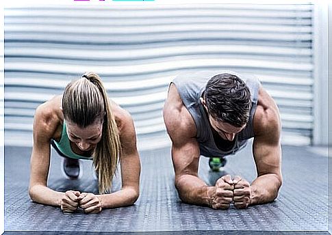 Couple practicing the board for a perfect abdomen