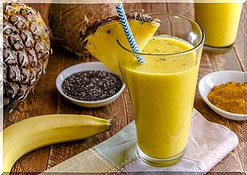 Banana and turmeric smoothie that cleanses the liver