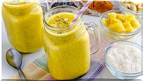 This smoothie with bananas and turmeric has many healthy ingredients 