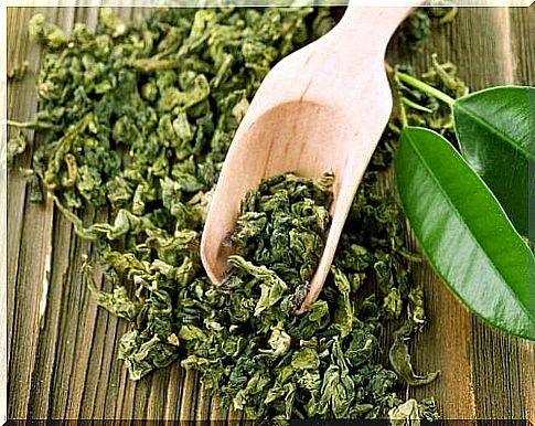 Dried leaves for treating acne with green tea