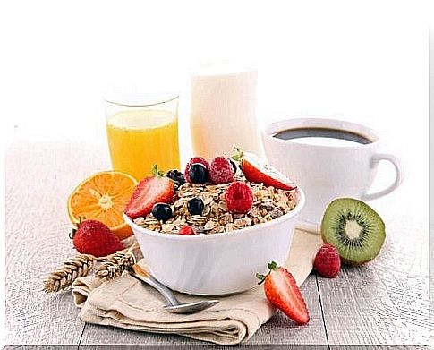 Fruit cereals served with various healthy drinks