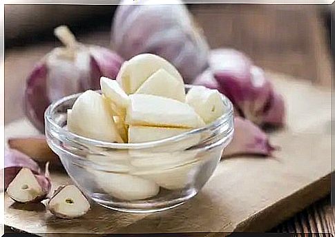 Peeled raw garlic